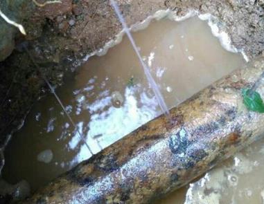 平山楼顶渗水维修公司分享下地暖漏水的原因及检测方法。